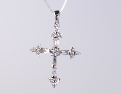 Nowy Cross Collection 925 Sterling Silver Religious Pendant z błyszczącym kwasowym cyrkonia lodowym