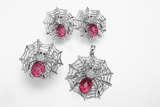 Rubinowy srebrny zestaw biżuterii 925 14,26 gramów Srebrny wisiorek w kształcie pająka