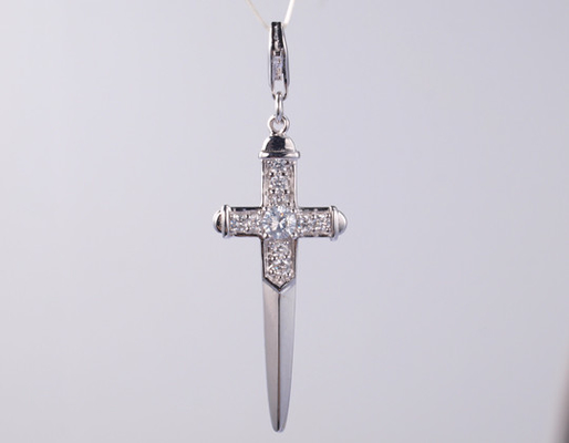 925 Sterling Silver Dagger Pendant z błyszczącymi sześciennymi kamieniami z cyrkonia