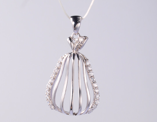 Pusty geometryczny 925 Sterling Silver Cross Pendant dla kobiet 925 Silver CZ Pendant Dodaj dotyk luksusu do swojej kolekcji biżuterii 925 Silver CZ Pendant Podnieś swój wygląd dzięki temu oszałamiającemu wisiorowi